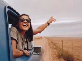 Mulher feliz em uma viagem no carro - Fotos do Canva
