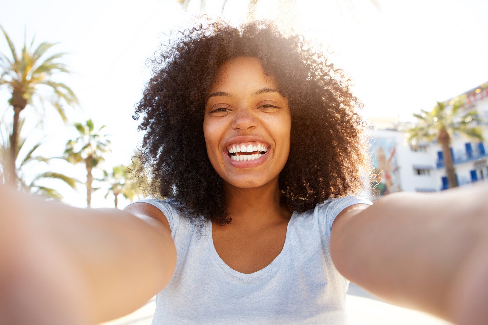 Mulher feliz tirando selfie ao ar livre - Fotos do Canva