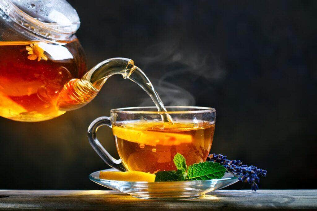 Café e muito mais: bebidas listadas que reduzirão seu nível de açúcar no sangue Adicione-as à sua dieta 84 Processo de preparação de chá, cerimônia do chá. Xícara de chá preto acabado de fazer, luz suave quente - Fotos do Canva