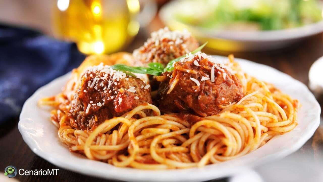 Receita de macarrão com almôndegas