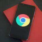 Smartphone preto do Google na caixa Google Chrome - Fotos do Canva