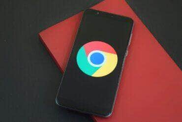 Smartphone preto do Google na caixa Google Chrome - Fotos do Canva