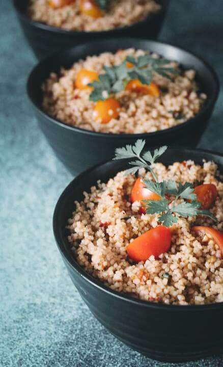 Três tigelas de arroz com tomate - Fotos do Canva