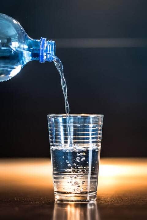 Beber Água Gelada Faz Mal? 80 Um copo de água - Fotos do Canva