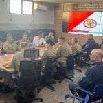 O Corpo de Bombeiros Militar de Mato Grosso criou um grupo de trabalho para avaliar a expansão do aplicativo "Chama o Bombeiro" para outros municípios além de Cáceres, com o objetivo de proporcionar um atendimento emergencial mais inclusivo para pessoas surdas em todo o Estado. O aplicativo, que melhora significativamente a comunicação durante emergências, foi apresentado a autoridades civis e militares, nessa terça-feira (30.04), em reunião na Sala de Situação Central do Batalhão de Emergências Ambientais (BEA). Desenvolvido em colaboração com o 5º Comando Regional de Bombeiros Militar (CRBM) e o Centro de Inovação Redes Inteligentes e Soluções Criativas (Risc - Unemat), o "Chama o Bombeiro" está atualmente disponível apenas na cidade de Cáceres. Com a formação do novo grupo de trabalho, liderado pelo comandante-geral do CBMMT, Alessandro Borges, há intenção de expandir o uso do aplicativo. “Essa iniciativa visa levar os benefícios do 'Chama o Bombeiro' para um número ainda maior de pessoas, garantindo um atendimento eficiente e inclusivo em todo o Estado de Mato Grosso”, explicou o comandante-geral do Corpo de Bombeiros. A apresentação da ferramenta às autoridades foi conduzida pela equipe responsável pelo desenvolvimento do aplicativo, que inclui a coronel BM Luciana Bragança, o major BM Leandro Jorge de Souza, e os professores Robson Gomes de Melo e Nivaldi Calonego Junior. Eles demonstraram como a plataforma permite que usuários surdos comuniquem suas emergências visualmente, enviando vídeos ou fotos que detalham o ocorrido. Os recursos do aplicativo facilitam o envio de informações e registram automaticamente a localização exata do incidente, acelerando a resposta dos bombeiros. O superintendente do Centro Integrado de Operações de Segurança Pública (Ciosp), delegado Cláudio Alvarez Sant'Ana, pontuou que a inovação trazida pelo aplicativo traz eficiência aos serviços. “Ao eliminar a necessidade de comunicação oral no atendimento às ocorrências, o aplicativo oferece um modelo visual de atendimento que se mostra mais eficiente, representando um avanço significativo no atendimento de emergências”, destacou o superintendente. A plataforma desenvolvida por servidores da Universidade do Estado de Mato Grosso (Unemat) ficou em 1° lugar no Prêmio de Eficiência e Inovação em Práticas Públicas, na categoria satisfação do cidadão ou servidor. A premiação ocorreu no dia 15 de abril e reconheceu 10 iniciativas de eficiência no serviço público estadual.