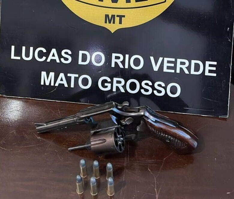 Na cintura do suspeito foi apreendido um revólver calibre 38 com seis munições intactas.