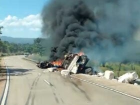 Acidente envolvendo quatro carretas interdita BR-364; carga de algodão pega fogo