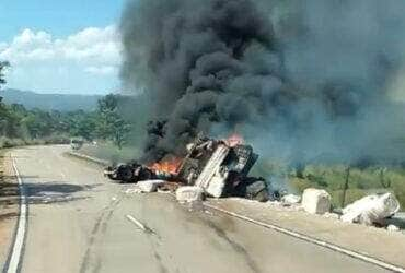 Acidente envolvendo quatro carretas interdita BR-364; carga de algodão pega fogo