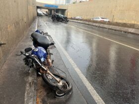Motociclista morre em colisão frontal em trincheira em Cuiabá
