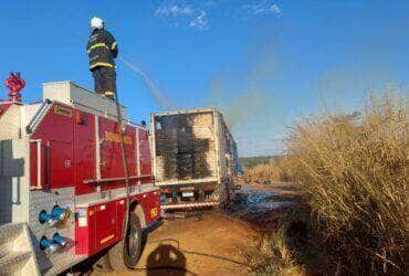 Corpo de Bombeiros combate incêndio em carreta que transportava pluma de algodão