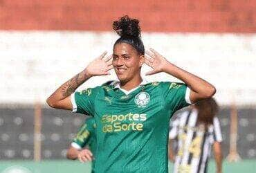 Amanda balançou a rede três vezes na vitória do Palmeiras por 6 a 0 contra o Santos, no Brasileiro Feminino, em 11/05/2024 Por: Reproduçao X/Palmeiras Feminino