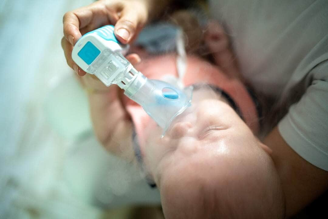 bebe fazendo inalação - Foto Canva