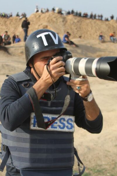 Membro da imprensa, Jornalista, fotógrafo, em cobertura de guerra ou conflito. Foto: hosnysalah/Pixabay