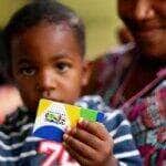 Iasmin da Silva (mãe) e Rafael de Jesus (filho)- Família Beneficiária do Programa Bolsa Família - CRAS de Sobradinho 1 - Brasília (DF). Na foto eles seguram o cartão do programa Bolsa Família. Fotos: Lyon Santos/ MDS