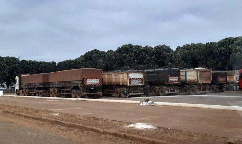 caminhoes estacionados