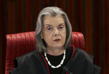 Cármen Lúcia é eleita presidente do TSE