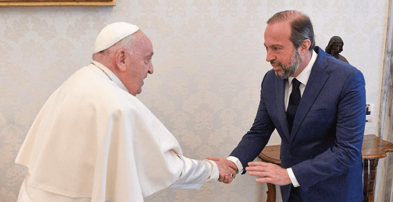 Alexandre Silveira e Papa Francisco debatem transição energética com olhar para os mais pobres -