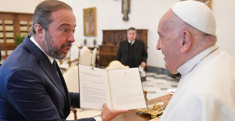 Ministro de Minas e Energia entregando a Carta do MME ao Papa Francisco