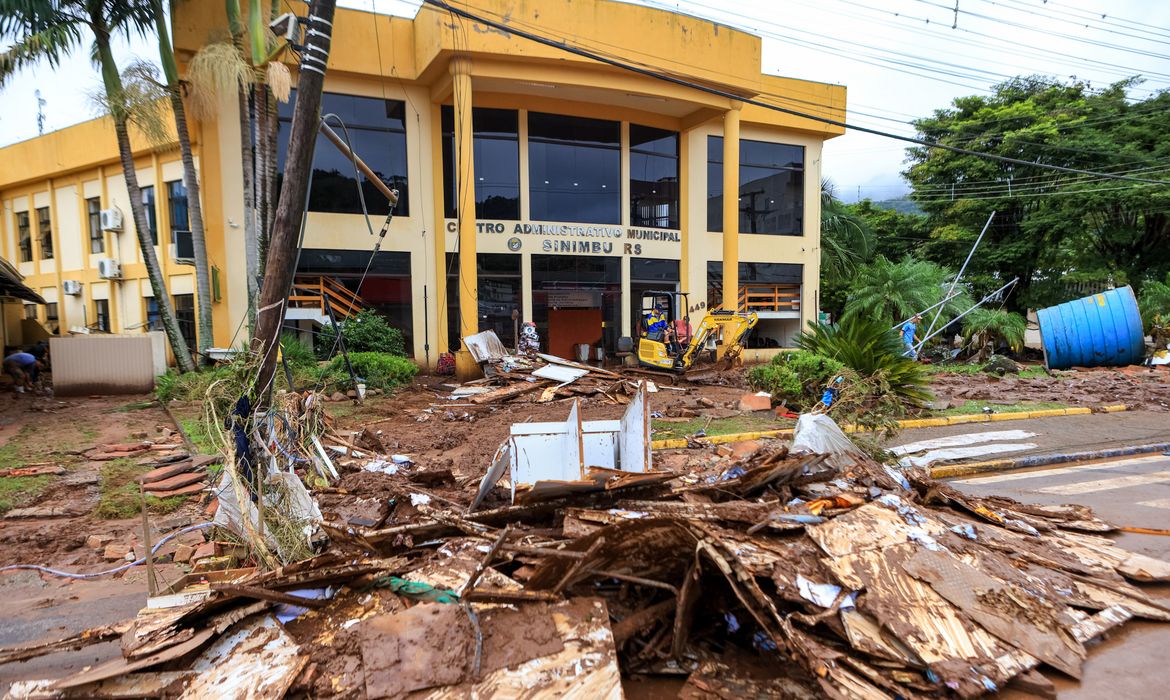 SINIMBU, RS, BRASIL, 03. 05. 2024 - Trabalho de limpeza na região de Sinumbu, devido aos estragos causados pela forte chuva no estado do Rio Grande do Sul. Foto: Gustavo Mansur/Palácio Piratini