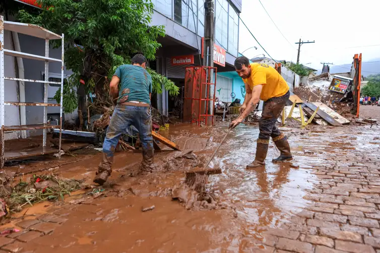 SINIMBU, RS, BRASIL, 03.05.2024 - Trabalho de limpeza na região de Sinumbu, devido aos estragos causados pela forte chuva no estado do Rio Grande do Sul. Foto: Gustavo Mansur/Palácio Piratini