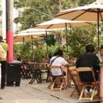 A prefeitura de São Paulo autorizou os bares e restaurantes a instalarem mesas e cadeiras nas áreas de estacionamento das ruas da cidade Por: Rovena Rosa/Agência Brasil
