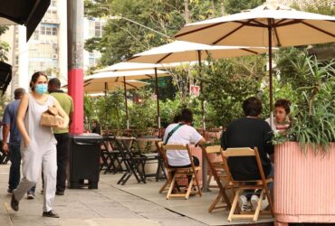 A prefeitura de São Paulo autorizou os bares e restaurantes a instalarem mesas e cadeiras nas áreas de estacionamento das ruas da cidade Por: Rovena Rosa/Agência Brasil