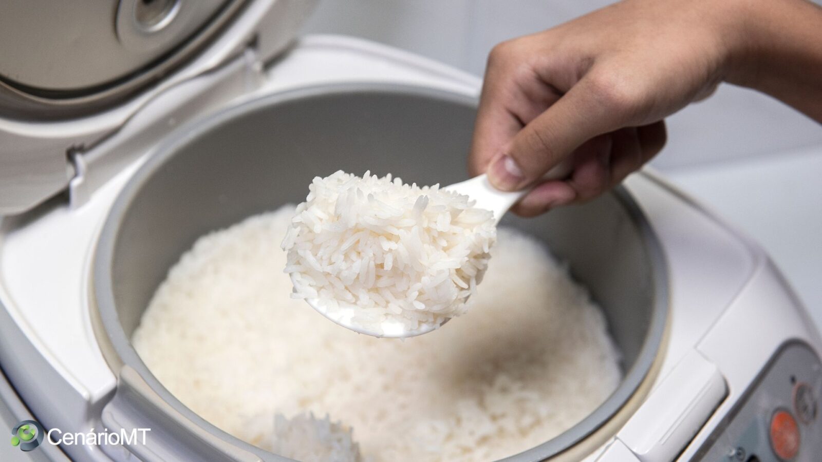 Como fazer arroz na panela elétrica