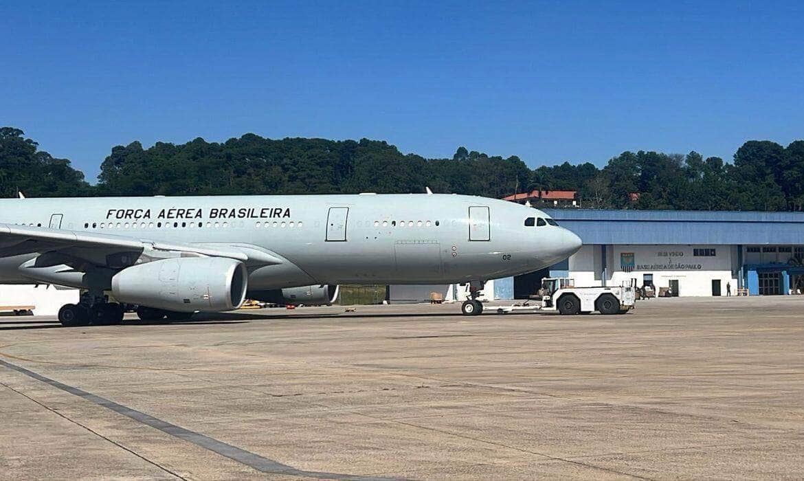 CHUVAS NO RS - Aeronave KC-30 decola da Base Aérea de São com destino à Base Aérea de Canoas (BACO), carregando 34 toneladas, com fardos de água, cestas básicas, colchões, cobertores e medicamentos, doados pela população, por meio da campanha Por: FAB