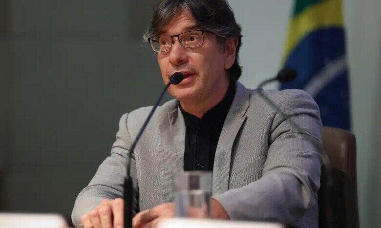 Brasília (DF) 24/04/2024 – O Ministério das Mulheres divulga o Relatório Anual Socioeconômico da Mulher (Raseam) 2024, em solenidade no Ministério da Justiça e Segurança Pública. O documento traz uma compilação descritiva e analítica de dados a partir de 2020, referentes ao perfil demográfico e socioeconômico das brasileiras. Ao todo, são sete eixos temáticos: Estrutura Demográfica; Autonomia Econômica e Igualdade no Mundo do Trabalho; Educação; Saúde Integral, Direitos Sexuais e Direitos Reprodutivos; Enfrentamento de todas as formas de violência contra as mulheres; Mulheres em espaços de poder e decisão; e Mulheres no Esporte. Na foto o presidente do IBGE, Marcio Pochmann. Foto: Jose Cruz/ Agência Brasil