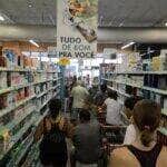 Vitória (ES) - Supermercados lotados com filas nos caixas e na entrada funcionam com horário reduzido (Tânia Rêgo/Agência Brasil)