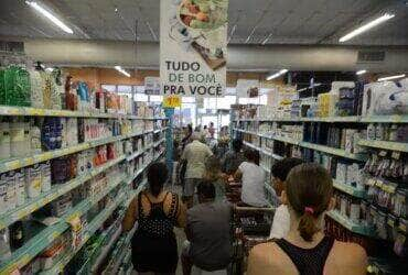 Vitória (ES) - Supermercados lotados com filas nos caixas e na entrada funcionam com horário reduzido (Tânia Rêgo/Agência Brasil)