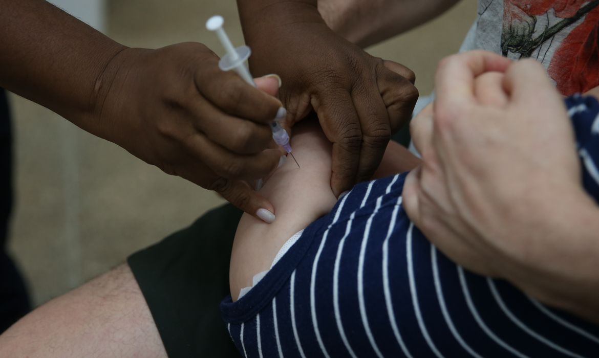 Brasília (DF) Vacinação contra a gripe para crianças a partir de seis meses até 11 anos de idade. Por: Valter Campanato/Agência Brasil