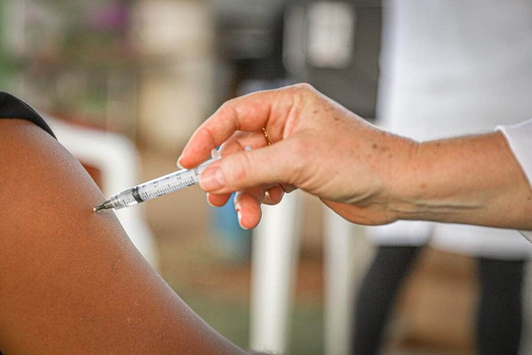 Apenas 10% do grupo prioritário: Baixa adesão à vacina da gripe alarma a saúde em Mato Grosso