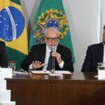 Brasília (DF), 06/05/2024 - O presidente do Senado, Rodrigo Pacheco, o presidente Luiz Inácio Lula da Silva, e o presidente da Câmara, Arthur Lira, durante Assinatura de mensagem de pedido de decreto legislativo para o reconhecimento, pelo Congresso Nacional, da calamidade pública local no Rio Grande do Sul, no Palácio do Planalto. Foto: Valter Campanato/Agência Brasil