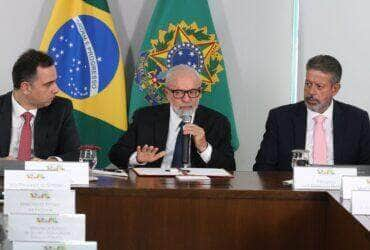 Brasília (DF), 06/05/2024 - O presidente do Senado, Rodrigo Pacheco, o presidente Luiz Inácio Lula da Silva, e o presidente da Câmara, Arthur Lira, durante Assinatura de mensagem de pedido de decreto legislativo para o reconhecimento, pelo Congresso Nacional, da calamidade pública local no Rio Grande do Sul, no Palácio do Planalto. Foto: Valter Campanato/Agência Brasil