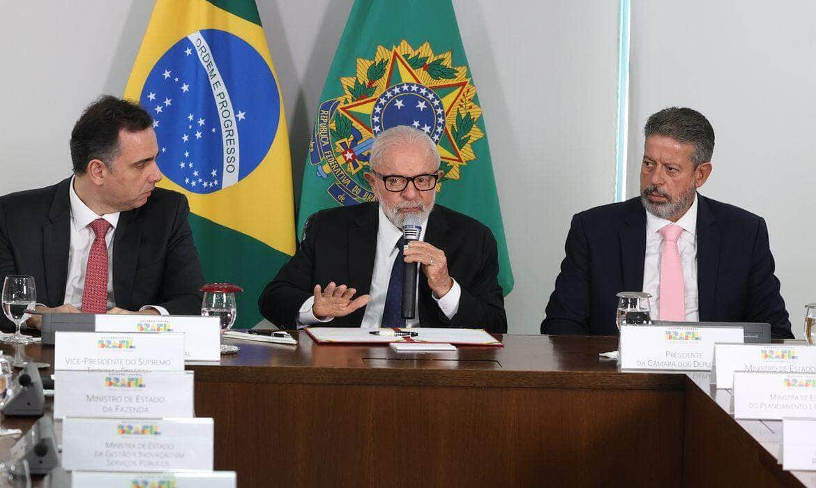 Brasília (DF), 06/05/2024 - O presidente do Senado, Rodrigo Pacheco, o presidente Luiz Inácio Lula da Silva, e o presidente da Câmara, Arthur Lira, durante Assinatura de mensagem de pedido de decreto legislativo para o reconhecimento, pelo Congresso Nacional, da calamidade pública local no Rio Grande do Sul, no Palácio do Planalto. Foto: Valter Campanato/Agência Brasil