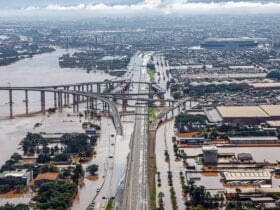 CHUVAS NO RS - Imagem aérea mostra parte de Porto Alegre banhada pelo Rio Guaiba. Foto: Ricardo Stucker/PR