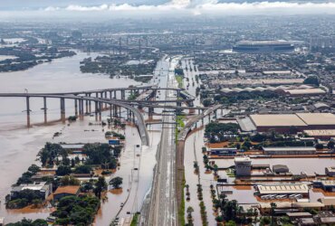 CHUVAS NO RS - Imagem aérea mostra parte de Porto Alegre banhada pelo Rio Guaiba. Foto: Ricardo Stucker/PR