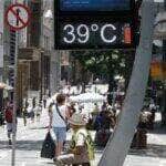 São Paulo SP 12/11/2023 Termometro marcando 39 graus na região da Praça da Sé. Foto: Paulo Pinto/Agência Brasil