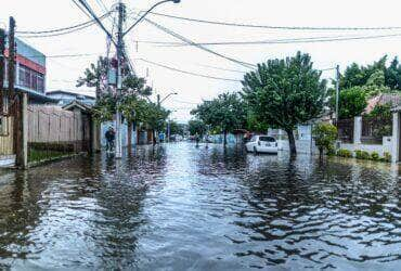 A cidade de Canoas enfrenta uma emergência devido às enchentes, com mais de 50 mil pessoas em áreas de risco afetadas pelos alertas de evacuação. A Defesa Civil precisa de barcos e voluntários aptos para auxiliar no resgate dos moradores. Foto: Thiago Guimarães/ PMC