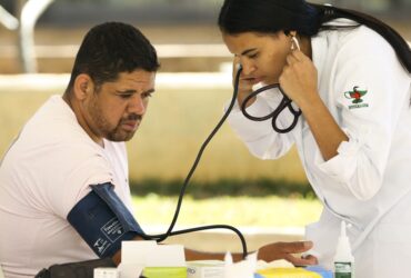Brasília - Cidadãos fazem exames para verificar pressão arterial e de glicemia durante mutirão de atendimento e de orientação jurídica para esclarecer dúvidas sobre saúde pública e planos de saúde (Marcelo Camargo/Agência Brasil)