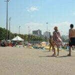 Rio de Janeiro (RJ), 24/08/2023 – Cariocas e turistas vão à praia do Flamengo, na zona sul da capital fluminense em dia de forte calor na cidade. Foto: Tomaz Silva/Agência Brasil