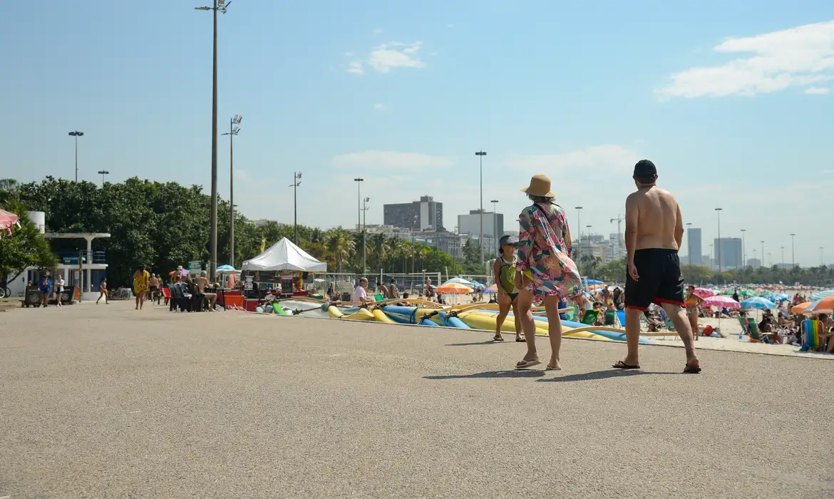 Rio de Janeiro (RJ), 24/08/2023 – Cariocas e turistas vão à praia do Flamengo, na zona sul da capital fluminense em dia de forte calor na cidade. Foto: Tomaz Silva/Agência Brasil