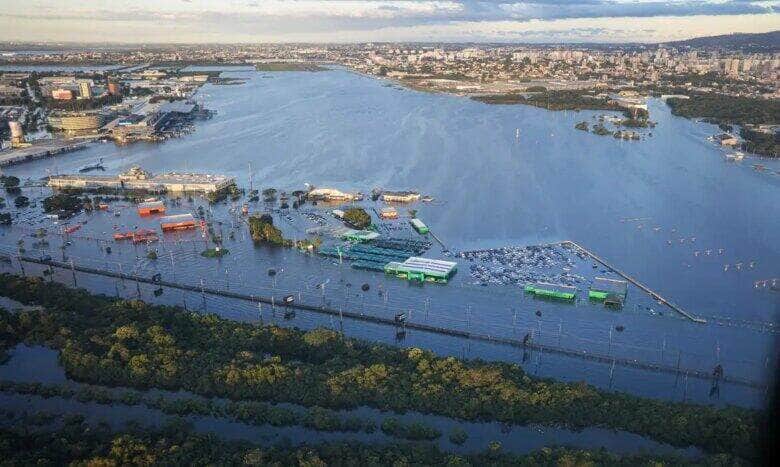 PORTO ALEGRE, RS, BRASIL, 14. 05. 2024 - Imagens aéreas de Porto Alegre e Região Metropolitana na tarde de terça-feira, 14 de maio de 2024. Devido as fortes chuvas, o Aeroporto de Porto Alegre continua alagado pela enchente. Foto: Mauricio Tonetto/ Secom