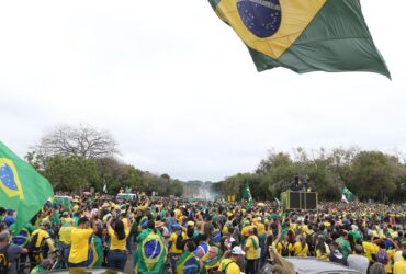 Manifestantes se reúnem em frente ao QG do Exército em Brasília Por: Valter Campanato/Agência Brasil