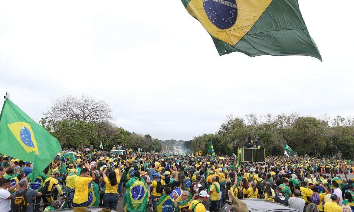 Manifestantes se reúnem em frente ao QG do Exército em Brasília Por: Valter Campanato/Agência Brasil