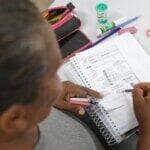 02/04/2024 - Com menor taxa de analfabetismo do país, DF é referência em educação O Distrito Federal é a unidade da Federação com a menor taxa de analfabetismo do país (1,7%), segundo dados da Pesquisa Nacional por Amostra de Domicílios (PNAD) Contínua mais recente. Adultos sendo alfabetizados na escola. Foto: Geovana Albuquerque/Agência Brasília