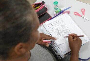 02/04/2024 - Com menor taxa de analfabetismo do país, DF é referência em educação O Distrito Federal é a unidade da Federação com a menor taxa de analfabetismo do país (1,7%), segundo dados da Pesquisa Nacional por Amostra de Domicílios (PNAD) Contínua mais recente. Adultos sendo alfabetizados na escola. Foto: Geovana Albuquerque/Agência Brasília