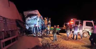 Motorista morre preso às ferragens após colisão entre caminhões na MT-220 2 Motorista morre preso às ferragens após colisão entre caminhões na MT-220