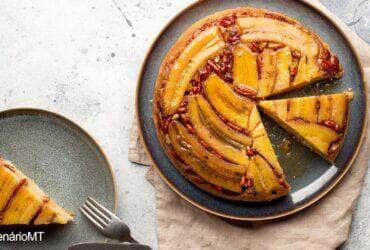 Bolo de banana com casca